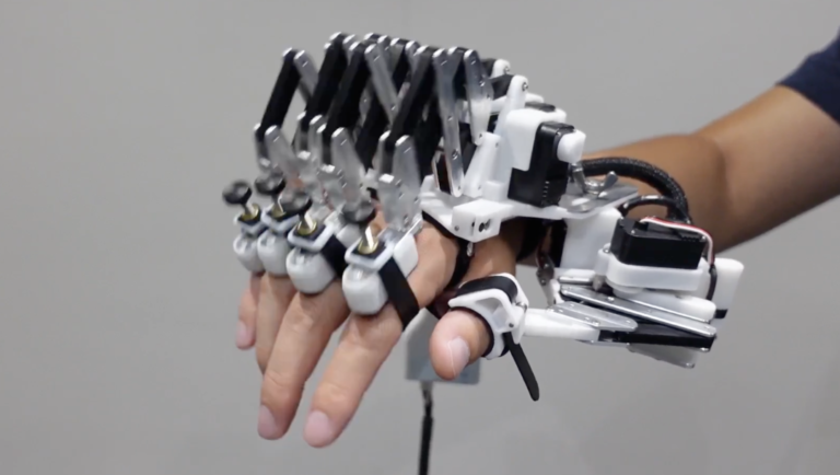 Robotik Dış İskelet ile Piyano Çalmayı Öğrenin: Sınırlarınızı Aşın!